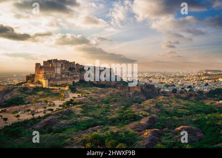 Vue sur le fort de mehrangarh depuis la colline de singhoria à Jodhpur, Rajasthan, Inde Banque D'Images