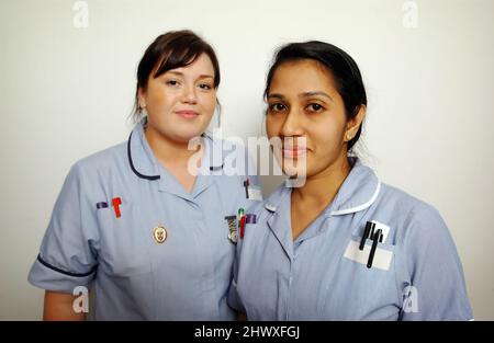 Deux infirmières portent un uniforme d'infirmières bleu et blanc typique (MODÈLE RELÂCHÉ). Banque D'Images