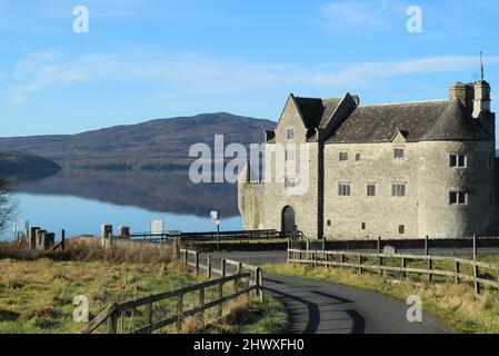 Paysage à Kilmore, comté de Leitrim, Irlande avec Parke's Castle, un château de 17th ans sur les rives de Lough Gill avec Killery Mountain visible Banque D'Images