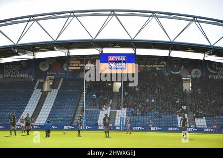 Huddersfield, Angleterre - 6th mars 2022 - vue générale, les équipes se mettent en quatre pour reconnaître la guerre en Ukraine pendant la Ligue de rugby Betfred Super League Round 4 Huddersfield Giants vs Salford Red Devils au stade John Smith, Huddersfield, Royaume-Uni Dean Williams Banque D'Images