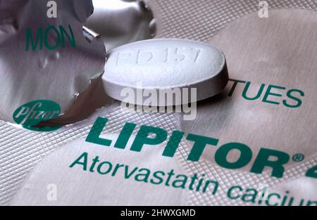 Atorvastatine calcium. L'atorvastatine calcique est utilisée pour diminuer le cholestérol, en inhibant l'enzyme de détermination du taux située dans le tissu hépatique t Banque D'Images