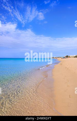 Les plages de Manduria dans Apulia, Italie: Plage de Specchiarica.la plage de sable est une oasis naturelle en face de la mer Ionienne bleue. Banque D'Images