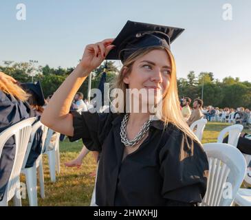 Étudiant gradué debout avec Cap. La jeune fille est diplômée de l'université et elle est si heureuse et fière. Licence. Réussite scolaire. Banque D'Images