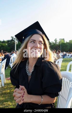 Étudiant gradué debout avec Cap. La jeune fille est diplômée de l'université et elle est si heureuse et fière. Licence. Réussite scolaire. Banque D'Images