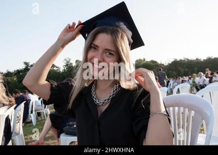 Étudiant gradué debout avec Cap. La jeune fille est diplômée de l'université et elle est si heureuse et fière. Licence. Réussite scolaire. Banque D'Images