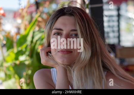 Portrait d'une femme. Gros plan. Elle attend avec impatience et souriante. Beauté soleil fille profil latéral portrait. Bonne dame en été. Banque D'Images