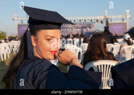 Étudiant gradué debout avec Cap. La jeune fille est diplômée de l'université et elle est si heureuse et fière. Licence. Réussite scolaire. Banque D'Images