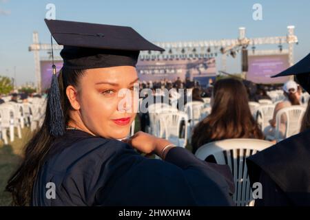 Étudiant gradué debout avec Cap. La jeune fille est diplômée de l'université et elle est si heureuse et fière. Licence. Réussite scolaire. Banque D'Images