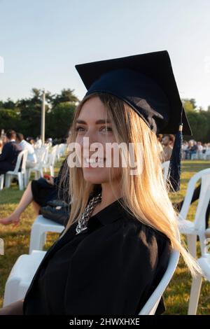 Étudiant gradué debout avec Cap. La jeune fille est diplômée de l'université et elle est si heureuse et fière. Licence. Réussite scolaire. Banque D'Images