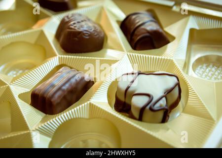 Chocolats variés dans une élégante boîte à chocolat Banque D'Images