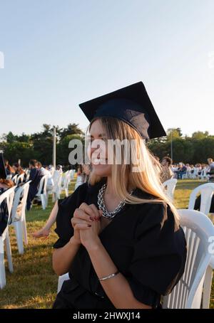 Étudiant gradué debout avec Cap. La jeune fille est diplômée de l'université et elle est si heureuse et fière. Licence. Réussite scolaire. Banque D'Images