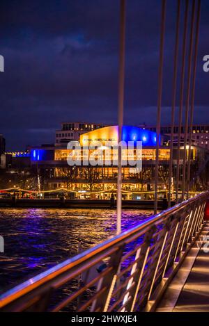 Royal Festival Hall, salle de concert sur la rive sud de la Tamise, vue depuis le pont Hungerford, Angleterre, Royaume-Uni Banque D'Images