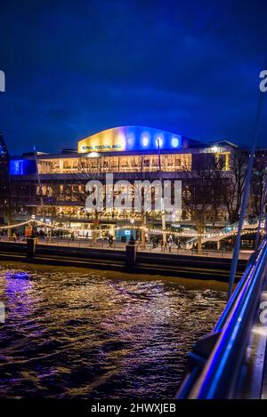 Royal Festival Hall, salle de concert sur la rive sud de la Tamise, vue depuis le pont Hungerford, Angleterre, Royaume-Uni Banque D'Images