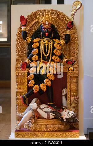 Une icône de la déesse hindoue Kali Murti de l'artiste bengali Kaushik Ghosh, 2022 ans, lors du lancement de l'exposition Citi Women Power: The Divious to the Demonic, à l'occasion de la Journée internationale de la femme au British Museum, Londres. Date de la photo: Mardi 8 mars 2022. Banque D'Images