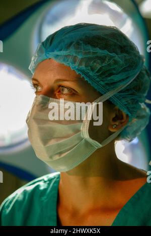 Chirurgien Maksed sous les lampes chirurgicales (MODÈLE RELÂCHÉ) Banque D'Images