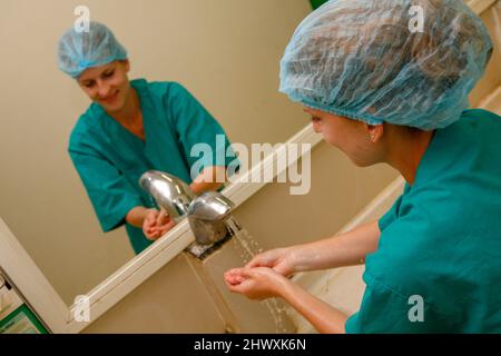 Le chirurgien se lave les mains avant la chirurgie (MODÈLE RELÂCHÉ) Banque D'Images