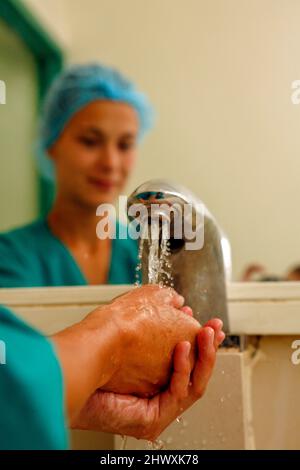 Le chirurgien se lave les mains avant la chirurgie (MODÈLE RELÂCHÉ) Banque D'Images