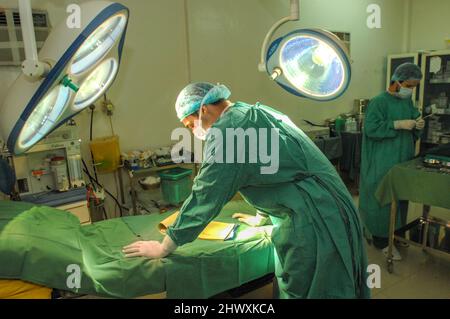 Le chirurgien de l'hôpital examine les notes de son patient avant la chirurgie (MODÈLE RELÂCHÉ) Banque D'Images
