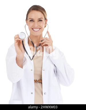 Allons vérifier votre fréquence cardiaque Une belle femme médecin tenant un stéthoscope à la caméra. Banque D'Images