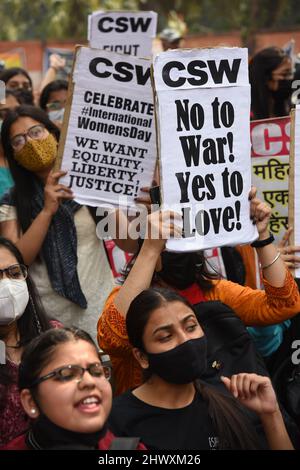 New Delhi, Inde. 08th mars 2022. Les femmes pendant le rassemblement pour exiger l'égalité des sexes, de meilleures conditions de travail et la fin de la violence contre les femmes à New Delhi. (Photo de Sondeep Shankar/Pacific Press) Credit: Pacific Press Media production Corp./Alay Live News Banque D'Images