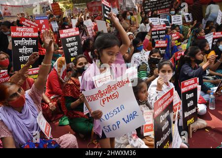 New Delhi, Inde. 08th mars 2022. Les femmes pendant le rassemblement pour exiger l'égalité des sexes, de meilleures conditions de travail et la fin de la violence contre les femmes à New Delhi. (Photo de Sondeep Shankar/Pacific Press) Credit: Pacific Press Media production Corp./Alay Live News Banque D'Images