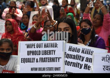 New Delhi, Inde. 08th mars 2022. Les femmes pendant le rassemblement pour exiger l'égalité des sexes, de meilleures conditions de travail et la fin de la violence contre les femmes à New Delhi. (Photo de Sondeep Shankar/Pacific Press) Credit: Pacific Press Media production Corp./Alay Live News Banque D'Images