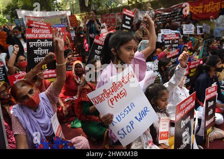 New Delhi, Inde. 08th mars 2022. Les femmes pendant le rassemblement pour exiger l'égalité des sexes, de meilleures conditions de travail et la fin de la violence contre les femmes à New Delhi. (Photo de Sondeep Shankar/Pacific Press) Credit: Pacific Press Media production Corp./Alay Live News Banque D'Images