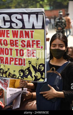 New Delhi, Inde. 08th mars 2022. Les femmes pendant le rassemblement pour exiger l'égalité des sexes, de meilleures conditions de travail et la fin de la violence contre les femmes à New Delhi. (Photo de Sondeep Shankar/Pacific Press) Credit: Pacific Press Media production Corp./Alay Live News Banque D'Images