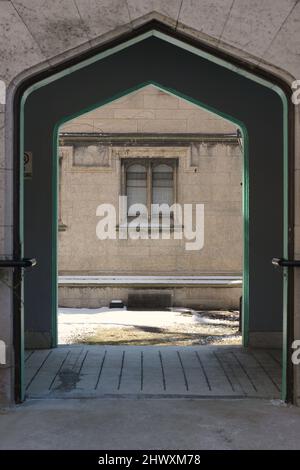 Passe médiéval gothique ancien à travers un bâtiment. Banque D'Images