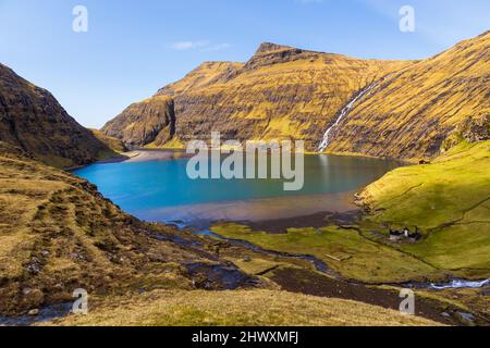 Magnifique paysage de printemps. Vue sur le village de Saksun avec des maisons typiques à gazon et le lagon de Pollurin, îles Féroé. Splendide scène de l'île de Streymoy, de Banque D'Images