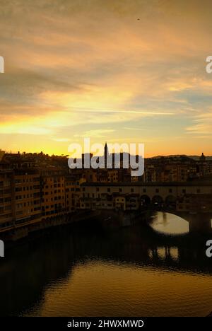 Flou gaussien- effet de peinture pastel d'un coucher de soleil sur Ponte Vechhio à Florence Banque D'Images