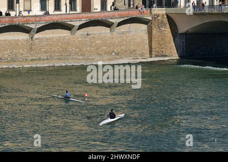 Deux hommes qui ravirent le long de la rivière Arno Banque D'Images