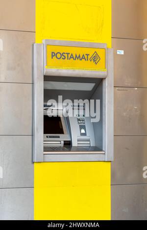 Fossano, Cuneo, Italie - 07 mars 2022 : distributeur automatique de billets de Postamat. Postamat est le circuit italien de collecte et de paiement géré par la Pos italienne Banque D'Images