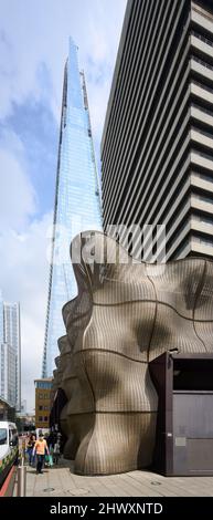 Londres, Angleterre, Royaume-Uni - maillage de revêtement de Boilerhouse pour le Guy's Hospital par Heatherwick Studio avec tour de bureau de Shard par Renzo Piano Building Workshop Banque D'Images