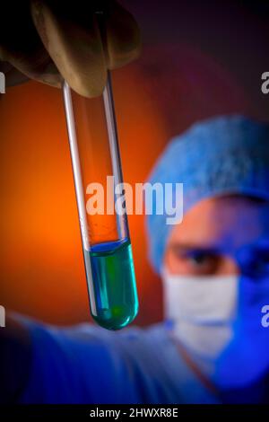 Technicien de laboratoire examinant le contenu liquide d'un tube à essai.(MODÈLE RELÂCHÉ) Banque D'Images