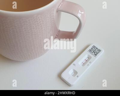 Londres, Royaume-Uni, 7 mars 2022 : une tasse de Lemsip et un test covid positif. Depuis que le gouvernement a mis fin à presque toutes les restrictions du coronavirus, les personnes qui se sont séropositives au test d'antigène rapide n'ont plus besoin d'obtenir la confirmation d'un test PCR. Bien que cela permet d'économiser de l'argent, il est possible que de nouvelles variantes ne soient pas identifiées. Anna Watson/Alay Live News Banque D'Images