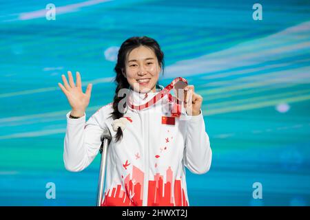 Pékin, Chine. 08th mars 2022. Paralympiques, ski alpin de Para, femmes, séance super combinée, cérémonie de remise des prix à Yanqing Medals Plaza, médaillée de bronze Sitong Liu de Chine est heureux de son succès. Credit: Christoph Soeder/dpa/Alay Live News Banque D'Images