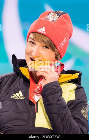 Pékin, Chine. 08th mars 2022. Paralympiques, ski alpin de Para, femmes, séance super combinée, cérémonie de remise des prix Yanqing Medals Plaza, Anna-Lena Forster d'Allemagne, montre sa médaille d'or à la cérémonie de remise des prix. Credit: Christoph Soeder/dpa/Alay Live News Banque D'Images