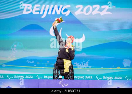 Pékin, Chine. 08th mars 2022. Paralympiques, ski alpin de Para, femmes, Super Combined sitting, cérémonie de remise des prix Yanqing Medals Plaza, Anna-Lena Forster d'Allemagne, montre sa médaille d'or à la cérémonie de remise des prix. Credit: Christoph Soeder/dpa/Alay Live News Banque D'Images