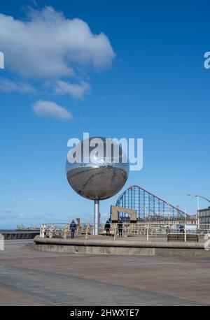 Un miroir géant brillant sous un ciel bleu vif, sur la promenade de Blackpool, Lancashire, Royaume-Uni Banque D'Images