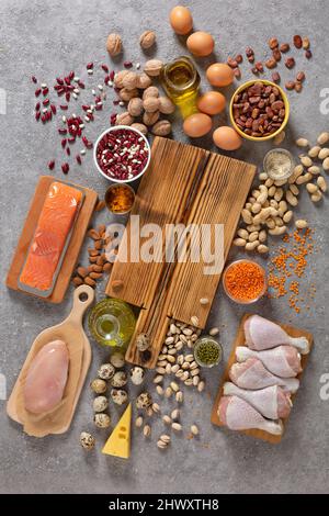 Un assortiment de sources alimentaires saines de protéines et de vitamines. Viande, oeufs, légumineuses, céréales, légumes verts, légumes, fruits et noix Banque D'Images