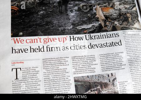 "Nous ne pouvons pas abandonner" Comment les Ukrainiens ont tenu bon comme des villes dévastées" russe Ukraine guerre Guardian titre Khakiv Clipping 5 mars 2022 Royaume-Uni Banque D'Images