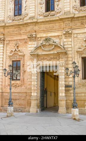 Entrée du Palazzo della Provincia à Lecce, une ville d'Apulia, Italie Banque D'Images