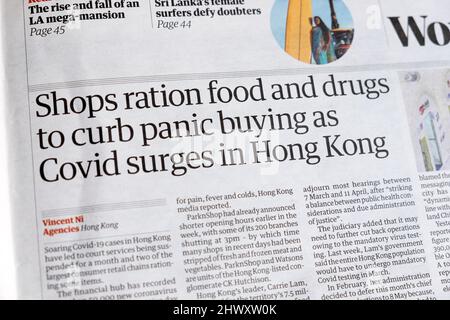 « Les sauts ramentent la nourriture et les médicaments pour freiner les achats de panique alors que Covid se déferle à Hong Kong », journal Guardian, article de presse du 5 mars 2022, Londres, Royaume-Uni Banque D'Images
