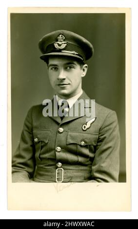 Carte postale originale de WW2 ans de beau RAF observer en uniforme, portant une casquette. L'homme est de la Réserve des bénévoles (RAFVR) (voir l'insigne en laiton VR sur le revers, ce qui signifie également qu'il est officier)- vers 1942 R.-U. Banque D'Images