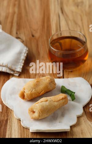 Pisang Molen, collation traditionnelle indonésienne à base de banana mûre avec pâte à pâte à farine et friture. Populaire Street Food en Indonésie Banque D'Images