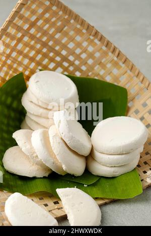 Bem Bulat ou communément appelé Bem Solo, en-cas de friandises traditionnelles indonésiennes à base de jus de riz Sticky fermenté séché. Banque D'Images