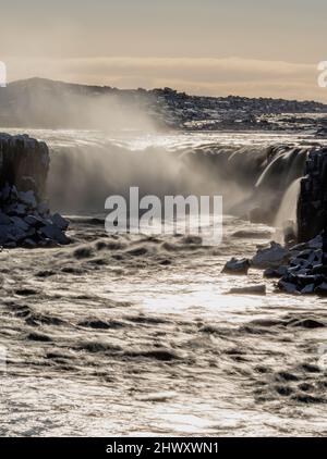 Selfoss cascade rétro-éclairée longue exposition en Islande, composition verticale Banque D'Images