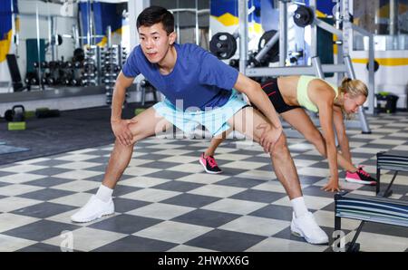 homme sportif se détendant après l'entraînement Banque D'Images