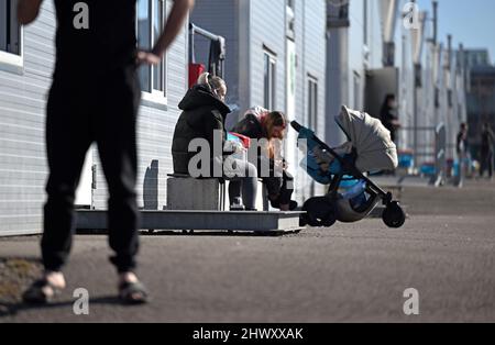 Leipzig, Allemagne. 08th mars 2022. Deux femmes avec une poussette s'assoient dans un centre d'accueil pour les réfugiés d'Ukraine à Leipzig. La Saxe veut créer des milliers d'endroits où loger les réfugiés ukrainiens en peu de temps. L'objectif, cependant, est des diviser entre les municipalités le plus rapidement possible et des y loger dans des appartements, a déclaré le président de la direction de l'Etat de Saxe le 7 mars 2022. Credit: Hendrik Schmidt/dpa-Zentralbild/dpa/Alay Live News Banque D'Images